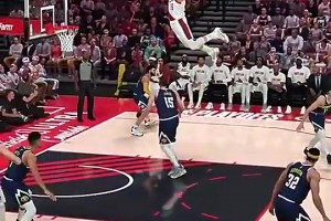 这操作有点离谱了🤣网友2K模拟杨瀚森各种逆天暴扣打爆约基奇