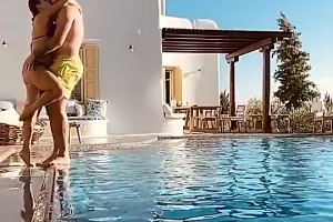 分手后的东契奇也太强了！东契奇此前与女友甜蜜相拥倒入泳池