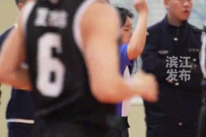 大四女生担任篮球比赛裁判，动作干净利落飒气十足！