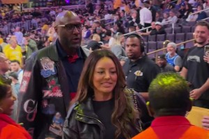 熟面孔啊😎奥多姆今天也到场观看了湖人vs爵士的收官战！