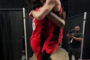 时隔5年重返季后赛🔥开拓者赢球后全员开心爆表啊~